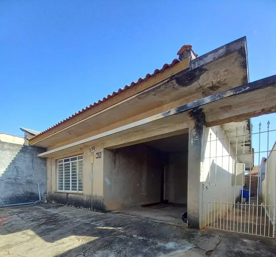 Casa 3 dormit, sendo 1 suíte com 3 vagas. Sala e cozinha grandes e quintal. Ótima localização em Valinhos.