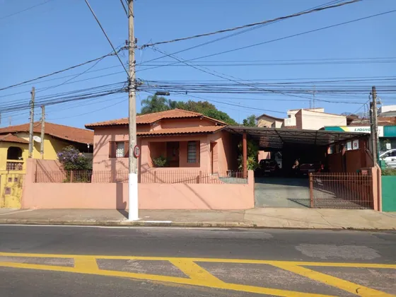 Aconchegante casa AT: 550 m2, 3 dormit, 2 banh. copa, cozinha, ar.serv. 4 vagas cob. quintal grande com pomar, orquidário e casa de fundo.