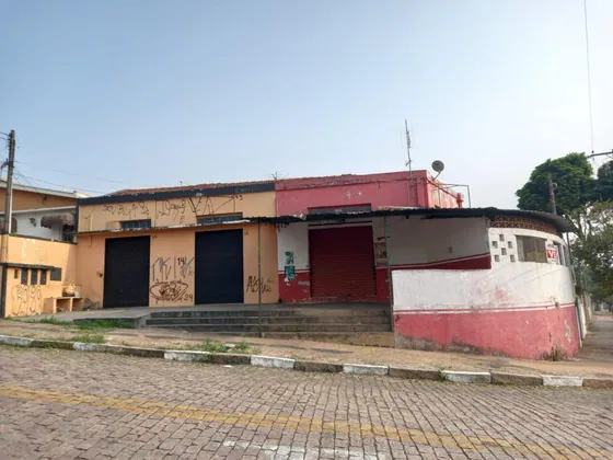 Terreno 400m2 com prédio comercial, 2 salas adjuntas e uma casa adjunta ao prédio. Excelente ponto comercial em bairro tradicional, em Valinhos.