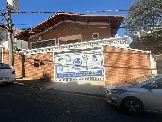 Casa comercial ou residencial em ótima localização no centro de Vinhedo AT:480m2, AC: 289,5m2. Espaços amplos, vagas de garagem e fácil acesso.