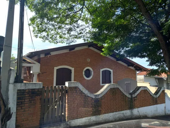 Excelente ponto comercial na área central de Valinhos, casa. Área muito valorizada, com fácil acesso e várias áreas de estacionamento. 15,5 m frente.