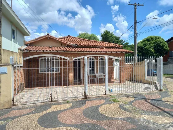 Casa em ótima localização comercial e residencial, com 3 dormitórios, quintal, 3 vagas de garagem - Vila Santana - Valinhos.