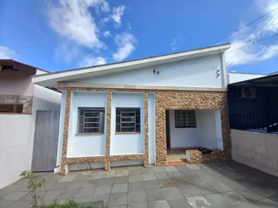 Casa 3 dormitórios, em excelente localização residencial ou comercial. Cômodos grandes, quintal amplo. Vila Santana em Valinhos.