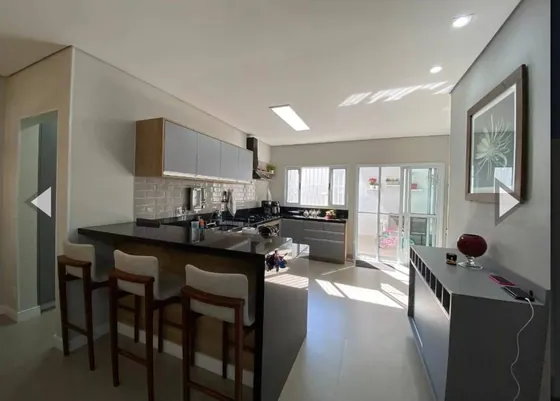 Sobrado em Vinhedo com 3 dorm. sendo 1 suíte, ar condic., 3 vagas, ambientes integrados, porcelanato, quintal, jardim, próximo ao centro de Vinhedo.