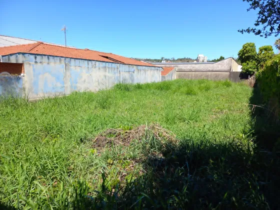 Terreno plano à venda 330 m² em Valinhos. R. José de Oliveira Campos, próximo ao Supermercado BOA. R$ 508K