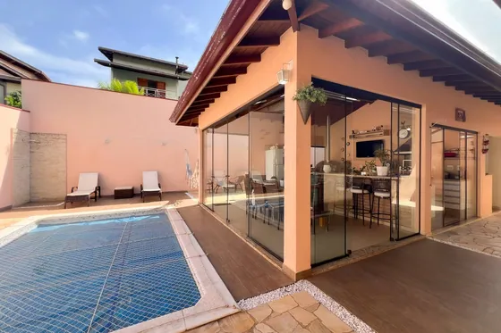 Casa com 4 dormitórios para locação em condomínio com lazer de clube.