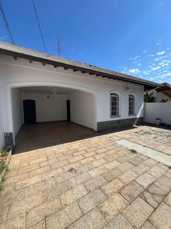 CONFORTO, ESPAÇO E EXCELENTE LOCALIZAÇÃO EM VALINHOS!  Se você procura uma casa espaçosa, completa e muito bem localizada, esta é uma excelente oportunidade!